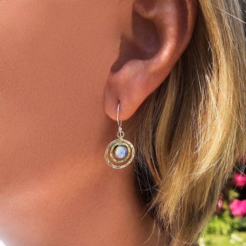 Vintage hoop hollow inlaid emerald earrings
