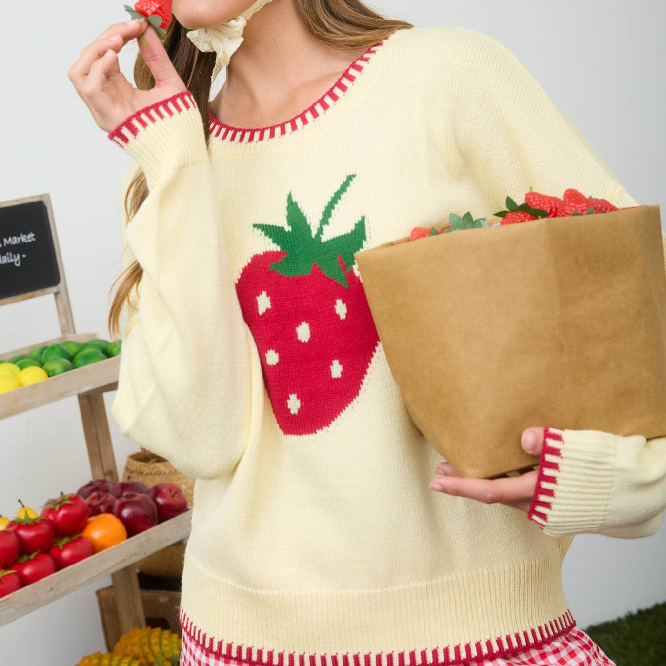 STRAWBERRY MOTIF CONTRAST STITCH KNIT PULLOVER